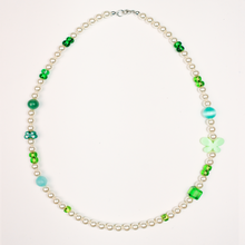 Laden Sie das Bild in den Galerie-Viewer, Butterfly Green Necklace | Akoyama